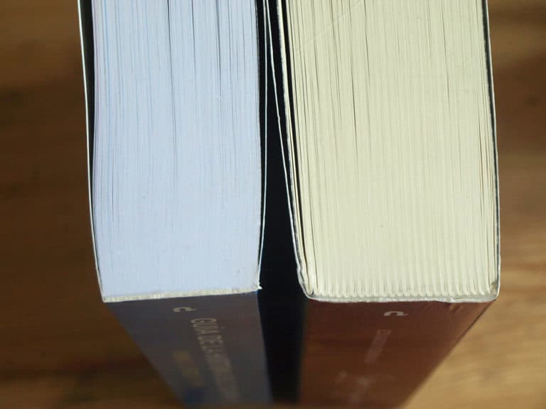A la izquierda, libro encuadernado pegado; a la derecha, libro encuadernado cosido. CARTULINALASTIFICADAencuadernadospegado cosido 768x576 1 - UNO editorial