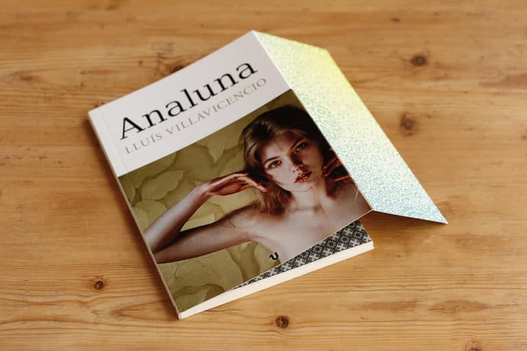 Libro en tapa blanda con solapas. CARTULINALASTIFICADAsolapasdetalle 768x512 1 - UNO editorial