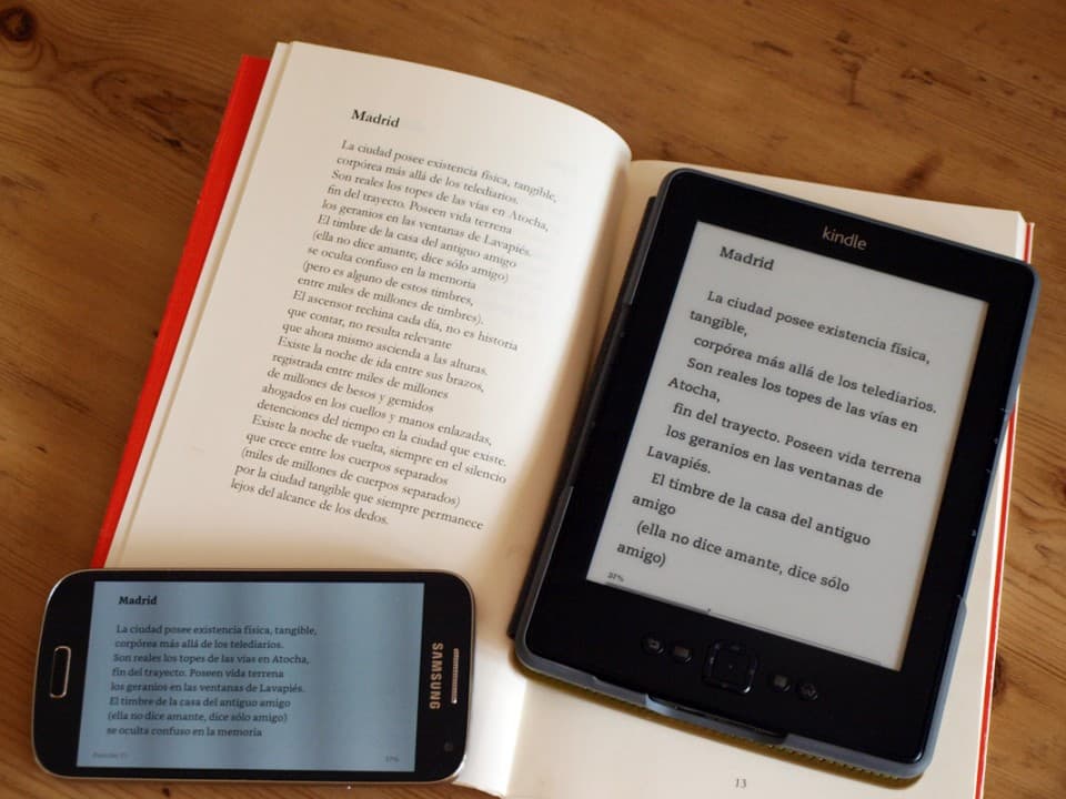 Los ebooks responsivos permiten que el texto se adapte a la pantalla del dispositivo en el que se está reproduciendo. ebookscomparaformatos01 960x720 1 - UNO editorial