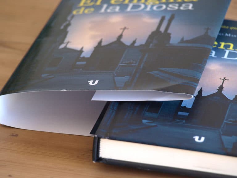 Libro en tapa dura al cromo con sobrecubierta. tapadura sobrecubierta05 768x576 1 - UNO editorial